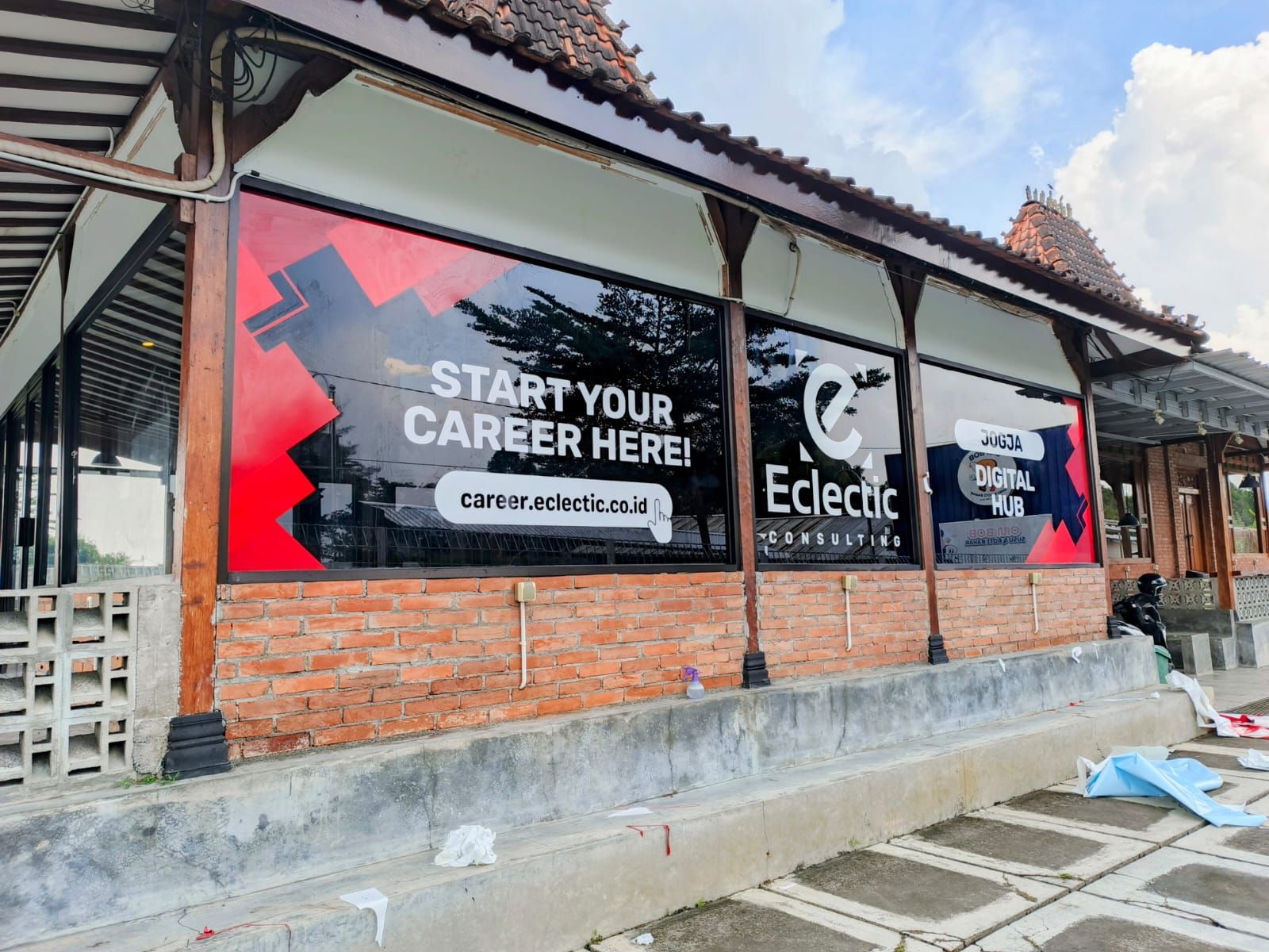 Stiker Cutting Kaca - Desain Visual yang Elegan